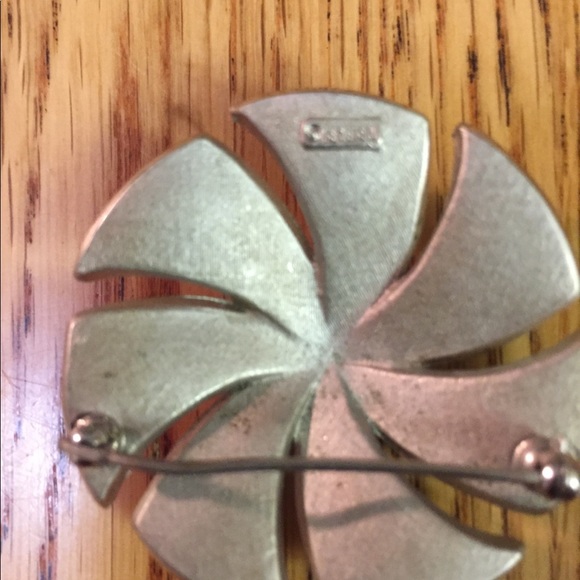 Vintage Trifari brooch - Picture 3 of 3